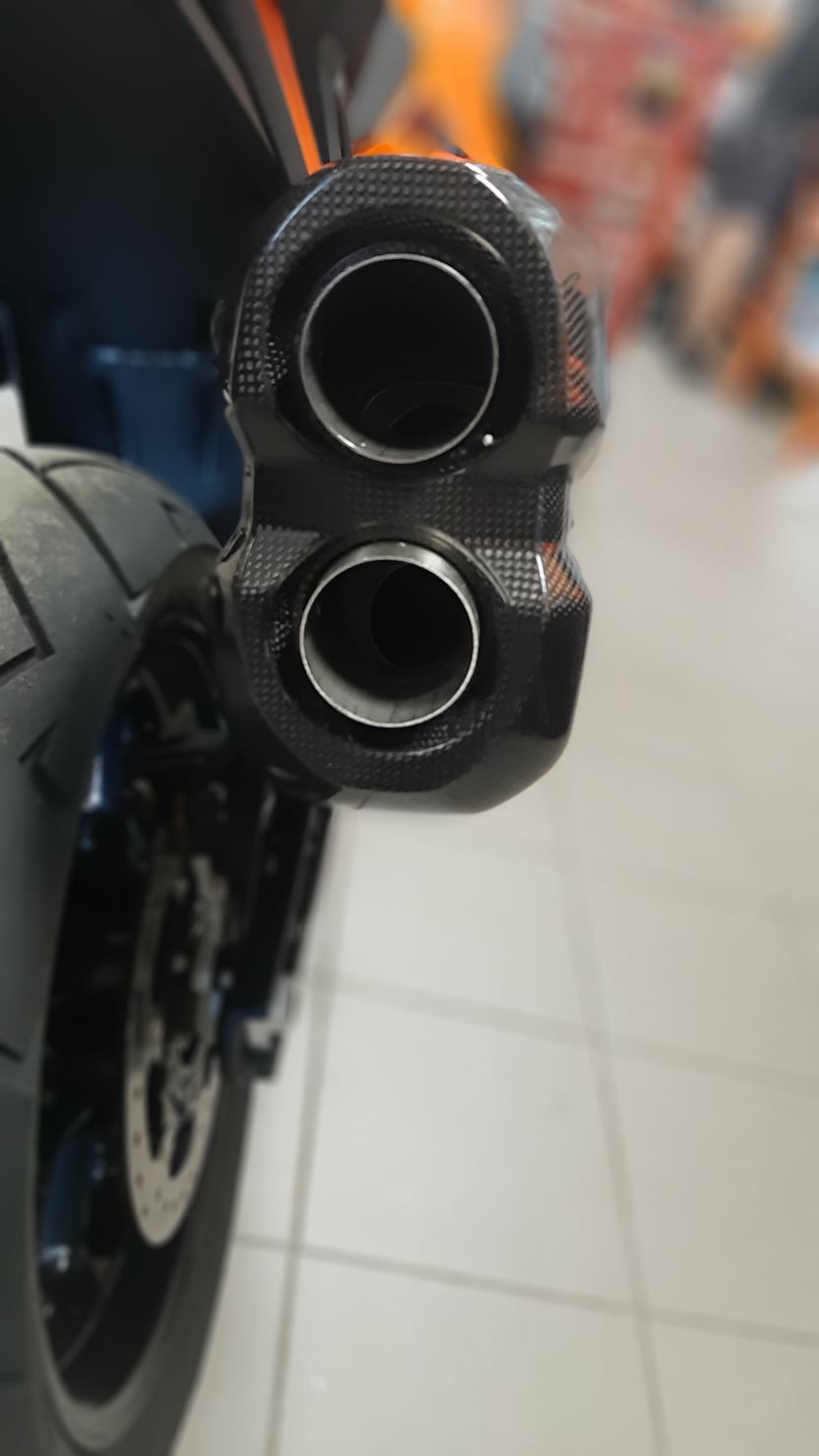 Úprava KTM 1290 Super Adventure s koncovkou výfuku AKRAPOVIČ podľa gusta OKR Moto